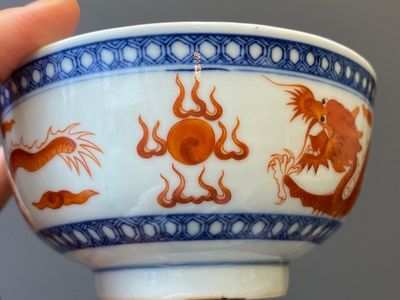 Een paar blauw-witte en ijzerrode 'draken' kommen, Xuantong merk en periode — foto 9