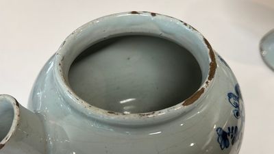 Een paar blauw-witte Engelse Delftware siroopkannen, wellicht Londen, vroeg 18e eeuw — foto 11
