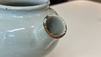 Een paar blauw-witte Engelse Delftware siroopkannen, wellicht Londen, vroeg 18e eeuw — foto 6
