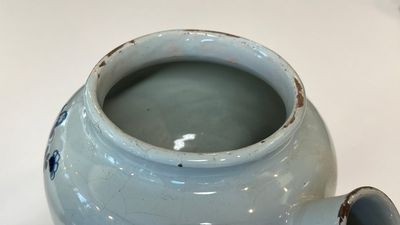 Een paar blauw-witte Engelse Delftware siroopkannen, wellicht Londen, vroeg 18e eeuw — foto 7