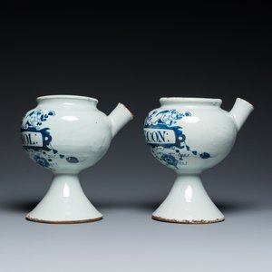 Een paar blauw-witte Engelse Delftware siroopkannen, wellicht Londen, vroeg 18e eeuw — foto 2