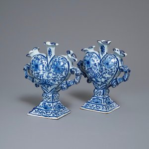 Een paar blauw-witte hartvormige tulpenvazen, Neurenberg, Duitsland, 18e eeuw — foto 1