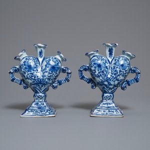 Een paar blauw-witte hartvormige tulpenvazen, Neurenberg, Duitsland, 18e eeuw — foto 2