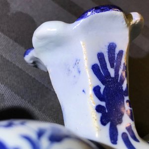 Een paar blauw-witte hartvormige tulpenvazen, Neurenberg, Duitsland, 18e eeuw — foto 8