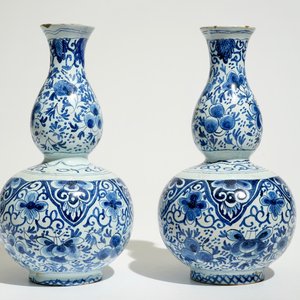Een paar blauw-witte kalebasvaasjes in Delftse stijl, Nederland of Frankrijk, 19e eeuw — foto 4