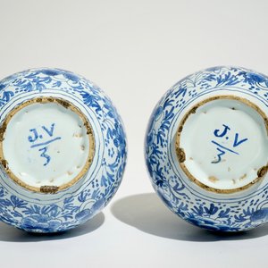 Een paar blauw-witte kalebasvaasjes in Delftse stijl, Nederland of Frankrijk, 19e eeuw — foto 5