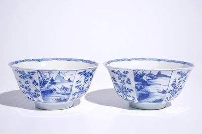 Een paar blauw-witte octagonale Chinese kommen met gecontourneerde rand, Kangxi
