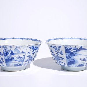 Een paar blauw-witte octagonale Chinese kommen met gecontourneerde rand, Kangxi — foto 1
