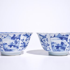 Een paar blauw-witte octagonale Chinese kommen met gecontourneerde rand, Kangxi — foto 3