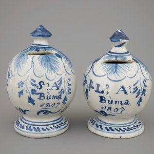 Een paar blauw-witte spaarpotten, gedateerd 1807, Makkum, Friesland — foto 1