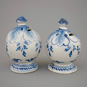 Een paar blauw-witte spaarpotten, gedateerd 1807, Makkum, Friesland — foto 2