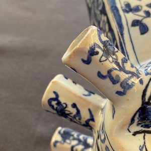 Een paar blauw-witte tulpenvazen in Delftse stijl, Samson, Frankrijk, 19e eeuw — foto 10