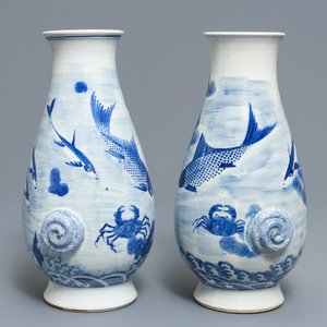 Een paar blauwwitte Chinese vazen met vissen en krabben, Kangxi merk, 19e eeuw — foto 1
