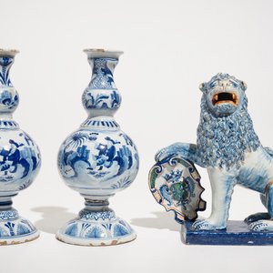 Een paar blauwwitte chinoiserie vazen en een leeuw met wapenschild naar Delfts model, Frankrijk, 18e eeuw — foto 2