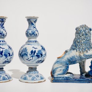 Een paar blauwwitte chinoiserie vazen en een leeuw met wapenschild naar Delfts model, Frankrijk, 18e eeuw — foto 3