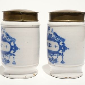 Een paar blauwwitte Delftse albarello apothekerspotten met koperen deksel, 18e eeuw — foto 2