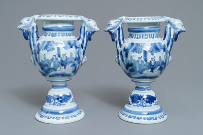 Een paar blauwwitte Delftse altaarvazen met chinoiserie decor, 17e eeuw