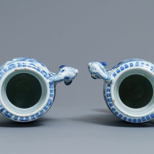 Een paar blauwwitte Delftse altaarvazen met chinoiserie decor, 17e eeuw — foto 6