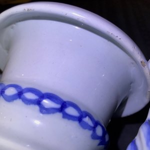 Een paar blauwwitte Delftse altaarvazen met chinoiserie decor, eind 17e eeuw — foto 14