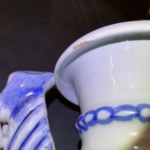 Een paar blauwwitte Delftse altaarvazen met chinoiserie decor, eind 17e eeuw — foto 15