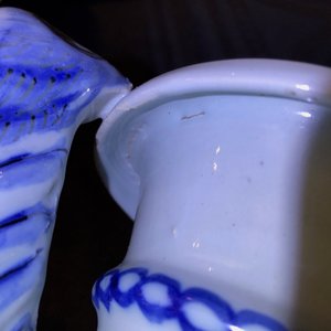 Een paar blauwwitte Delftse altaarvazen met chinoiserie decor, eind 17e eeuw — foto 16