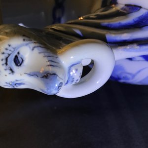 Een paar blauwwitte Delftse altaarvazen met chinoiserie decor, eind 17e eeuw — foto 23