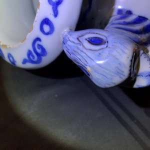 Een paar blauwwitte Delftse altaarvazen met chinoiserie decor, eind 17e eeuw — foto 24