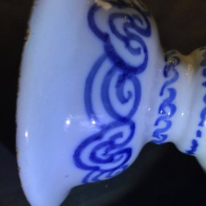 Een paar blauwwitte Delftse altaarvazen met chinoiserie decor, eind 17e eeuw — foto 26