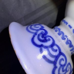 Een paar blauwwitte Delftse altaarvazen met chinoiserie decor, eind 17e eeuw — foto 29