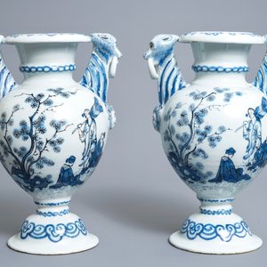 Een paar blauwwitte Delftse altaarvazen met chinoiserie decor, eind 17e eeuw — foto 3