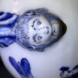 Een paar blauwwitte Delftse altaarvazen met chinoiserie decor, eind 17e eeuw — foto 37