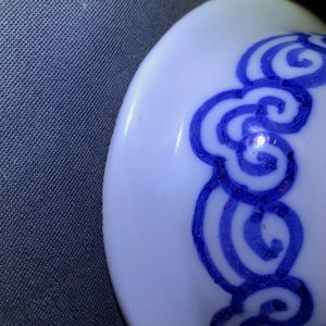 Een paar blauwwitte Delftse altaarvazen met chinoiserie decor, eind 17e eeuw — foto 7