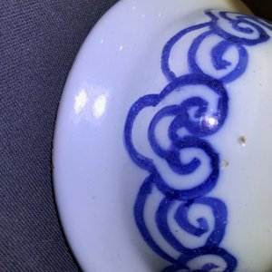 Een paar blauwwitte Delftse altaarvazen met chinoiserie decor, eind 17e eeuw — foto 9