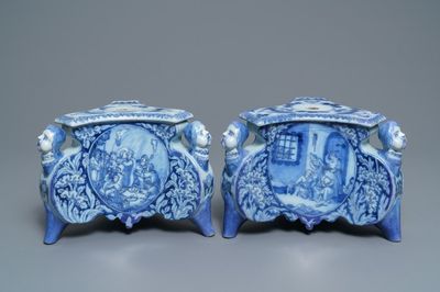 Een paar blauwwitte Delftse basissen voor kandelaars, 17e eeuw