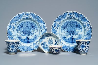Een paar blauwwitte Delftse borden, drie koppen en een schoteltje, 18e eeuw