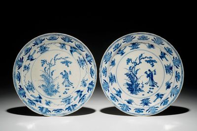 Een paar blauwwitte Delftse borden met chinoiserie decor, 18e eeuw