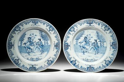 Een paar blauwwitte Delftse borden met galante scènes, 18e eeuw