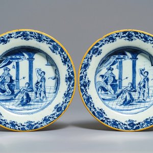 Een paar blauwwitte Delftse borden met het 'Salomonsoordeel', 18e eeuw — foto 1