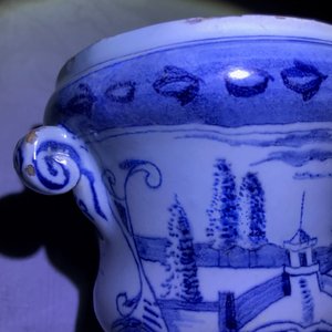 Een paar blauwwitte Delftse 'campana' vaasjes op onderschotels, 18e eeuw — foto 12