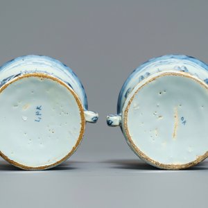 Een paar blauwwitte Delftse 'campana' vaasjes op onderschotels, 18e eeuw — foto 7