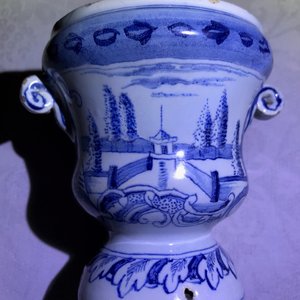 Een paar blauwwitte Delftse 'campana' vaasjes op onderschotels, 18e eeuw — foto 10