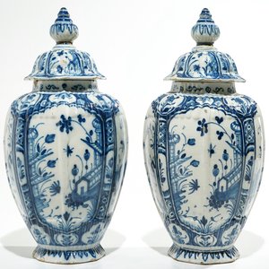 Een paar blauwwitte Delftse chinoiserie dekselvazen, 18e eeuw — foto 2