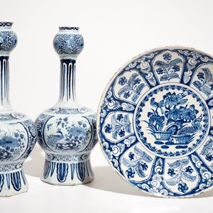 Een paar blauwwitte Delftse chinoiserie knobbelvazen en een florale schotel, 17/18e eeuw — foto 1