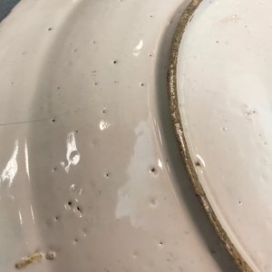 Een paar blauwwitte Delftse chinoiserie knobbelvazen en een florale schotel, 17/18e eeuw — foto 11