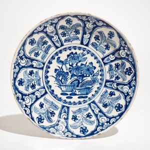Een paar blauwwitte Delftse chinoiserie knobbelvazen en een florale schotel, 17/18e eeuw — foto 2