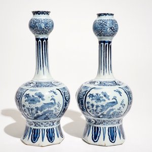 Een paar blauwwitte Delftse chinoiserie knobbelvazen en een florale schotel, 17/18e eeuw — foto 6