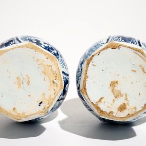 Een paar blauwwitte Delftse chinoiserie knobbelvazen en een florale schotel, 17/18e eeuw — foto 8