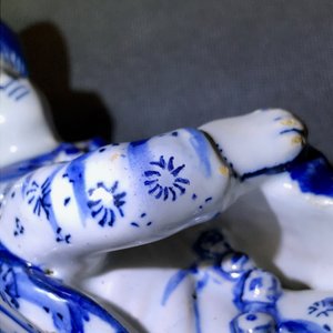 Een paar blauwwitte Delftse figuren van draailierspelers op basementen, 18e eeuw — foto 27