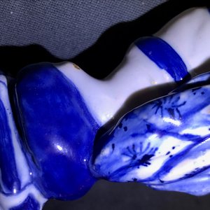 Een paar blauwwitte Delftse figuren van draailierspelers op basementen, 18e eeuw — foto 31