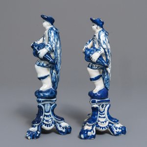 Een paar blauwwitte Delftse figuren van draailierspelers op basementen, 18e eeuw — foto 5